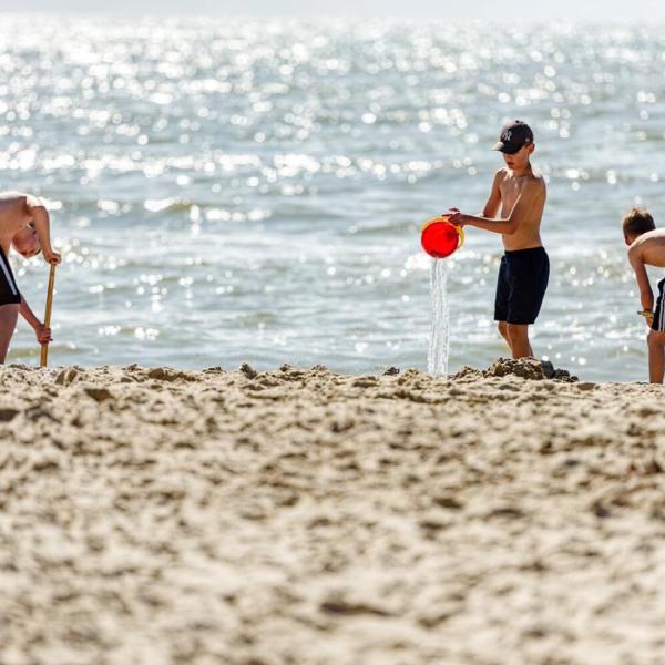 Sommer og leg på stranden i Søndervig 