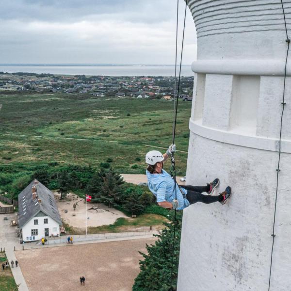 Mennesker rappeller ned af fyr ved vesterhavet lyngvig