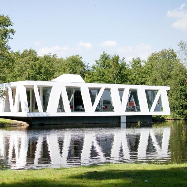 museum ved søen flot arkitektur