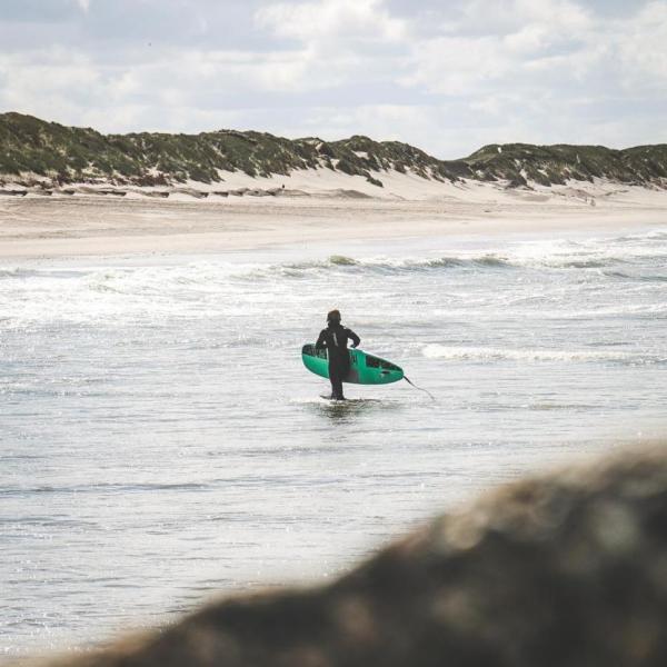 Surf hvide sande i klitterne om foråret