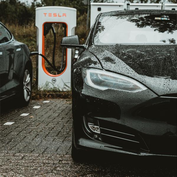 En Tesla der er ved at blive opladt