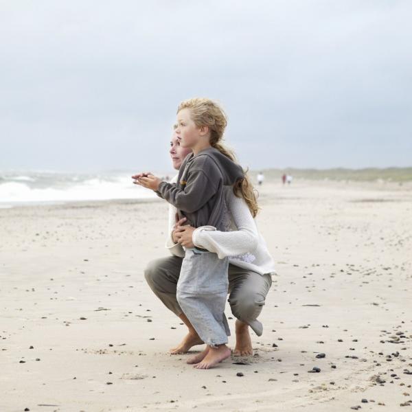 Mor og barn på stranden ved Vesterhavet