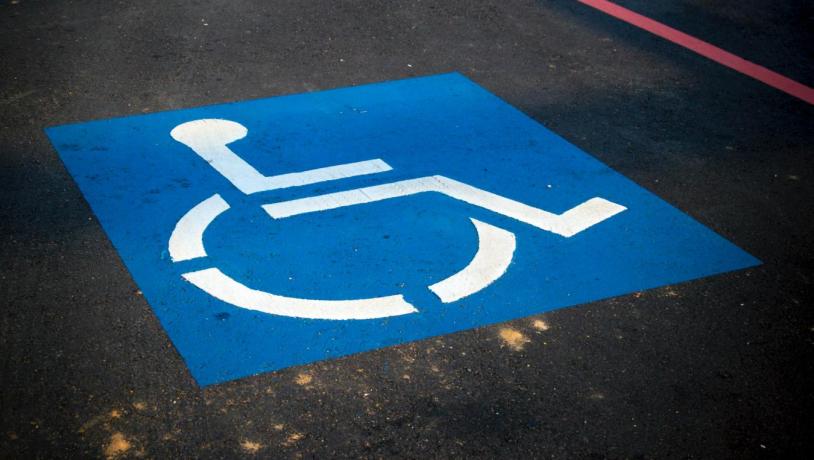 Handicap skilt på parkeringsplads