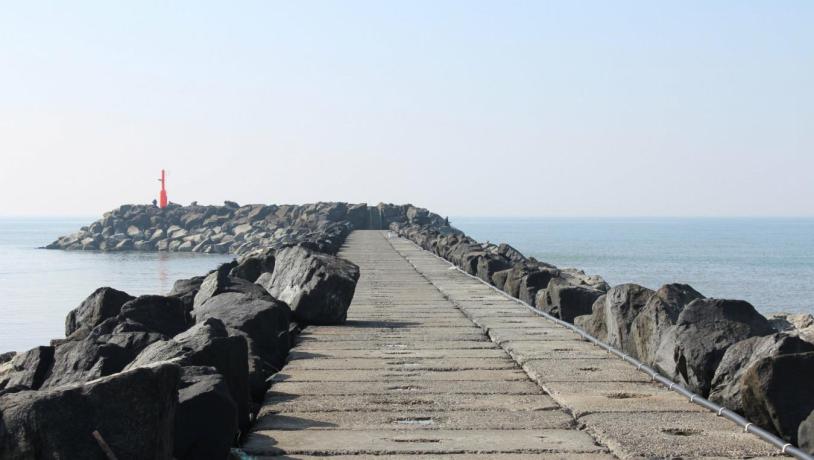 Havnefront med mole sten i hvide sande