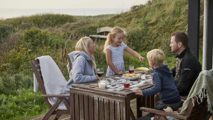 Familie hygge i feriehuset med udsigt