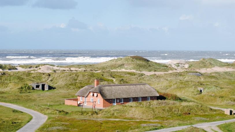 Luftfoto af feriehus i Houvig ved Vesterhavet