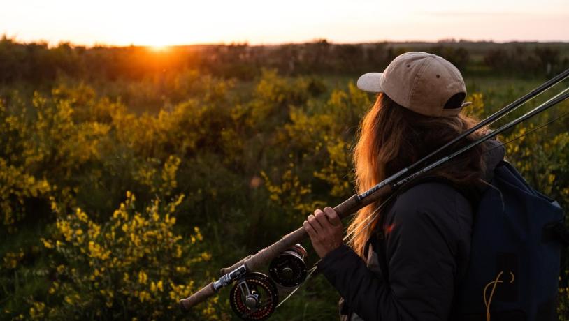 Kvinde med fiskestang ved Skjern Å sol