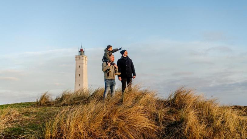 Familie på tur i Blåvand ved fyret