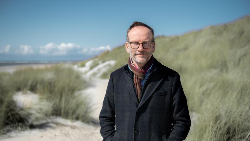 Portræt af Peer Kristensen med Vesterhavet som baggrund