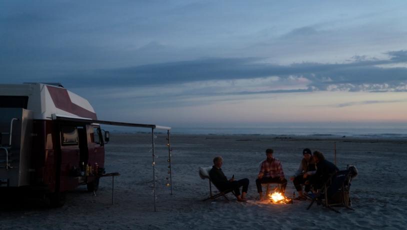 Outdoor_bål på stranden_venner_natur