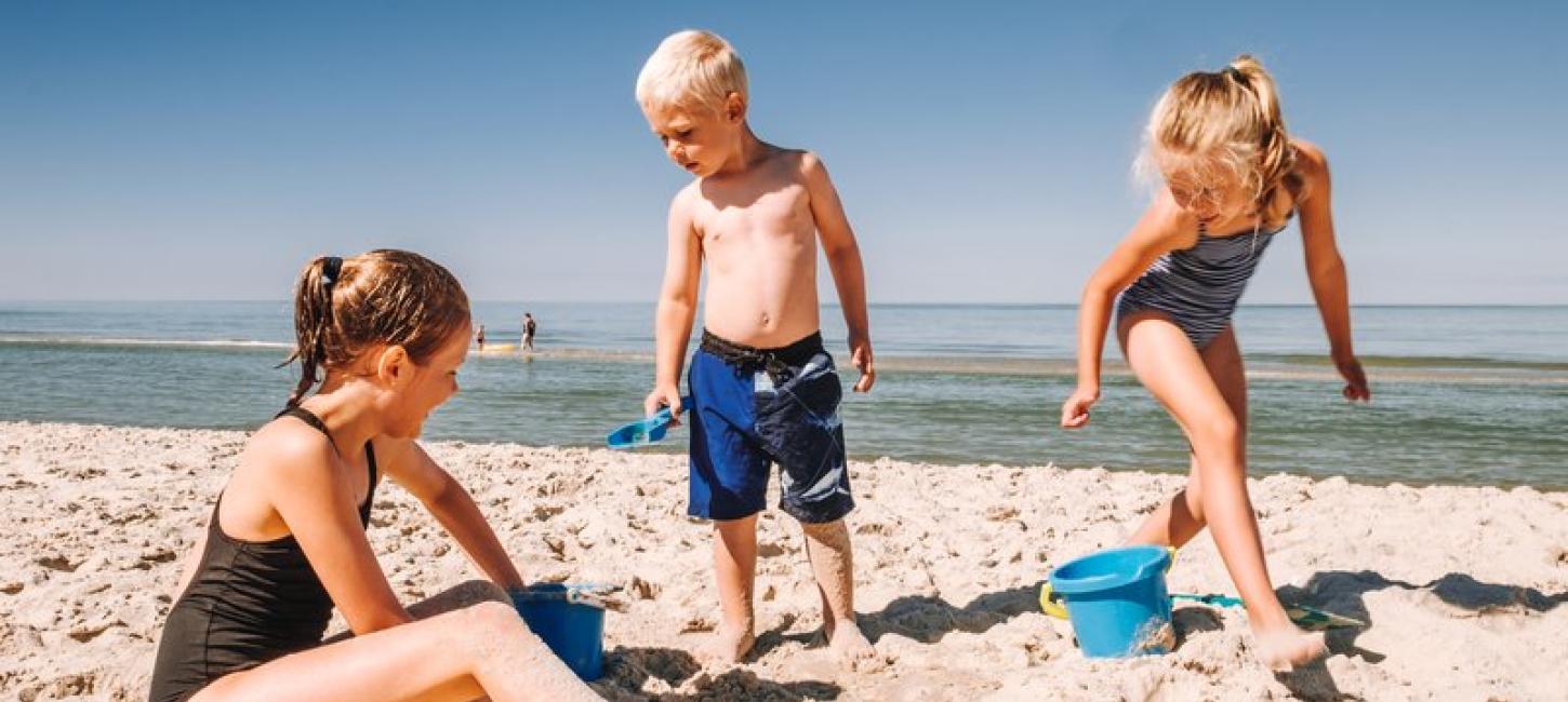 Stranden er en legeplads