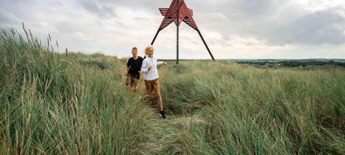 To børn som løber ved Vedersø Klit Sømærke