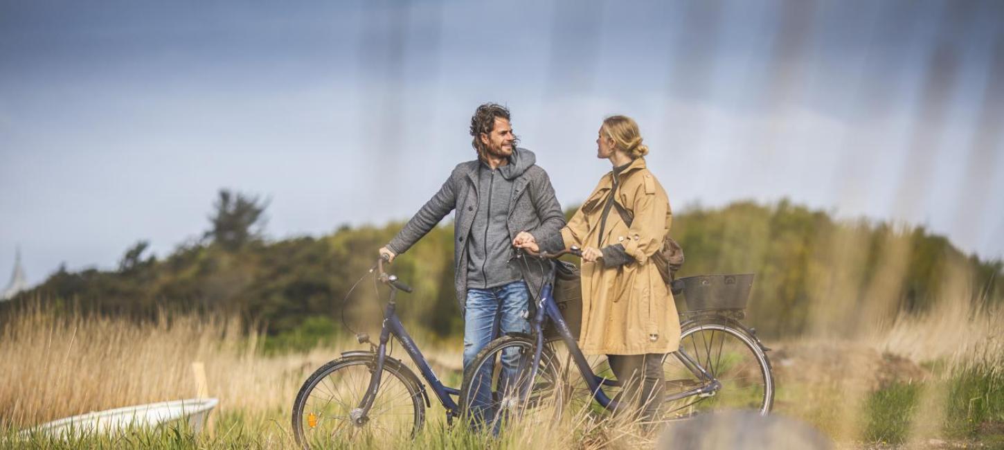 Par på cykeltur ved Ringkøbing Fjord