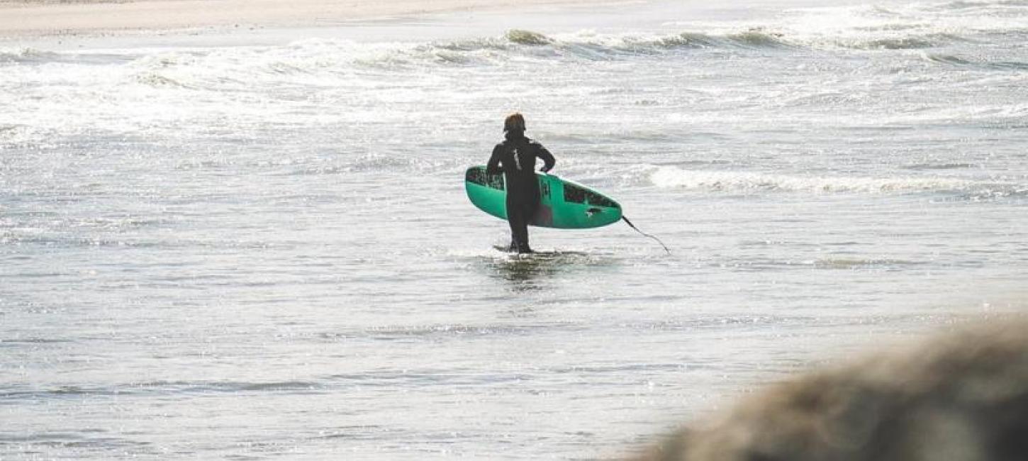 Surf hvide sande i klitterne om foråret