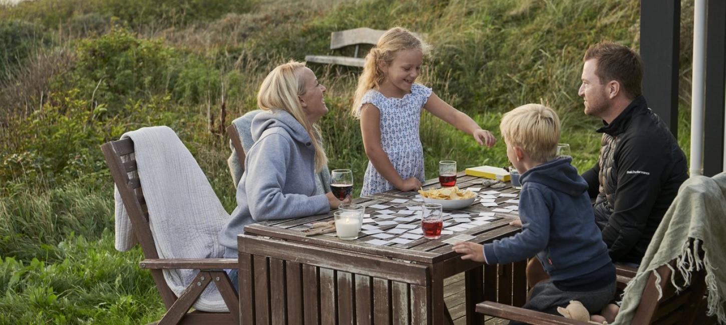 Familie hygge i feriehuset med udsigt