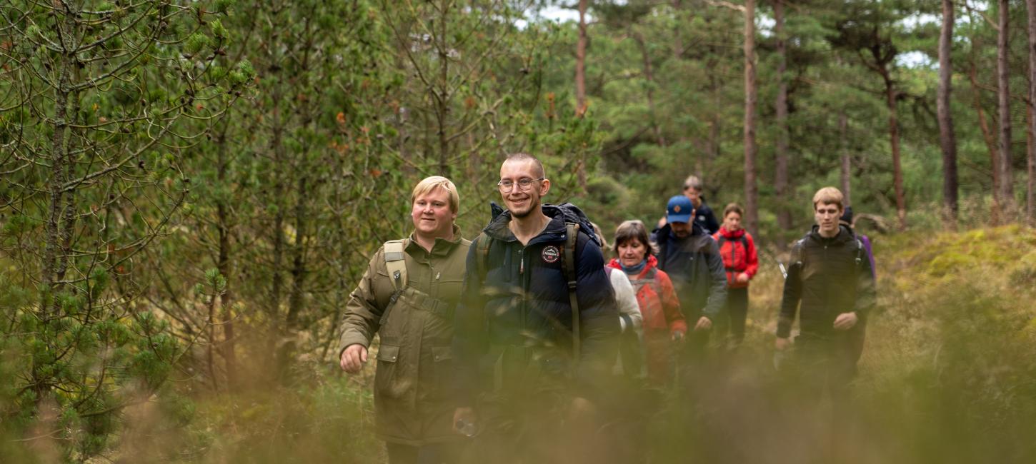 En gruppe på vandretur i grønne omgivelser