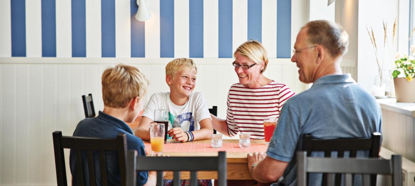 En familie som spiser morgenmad hos Lindvig Ferie