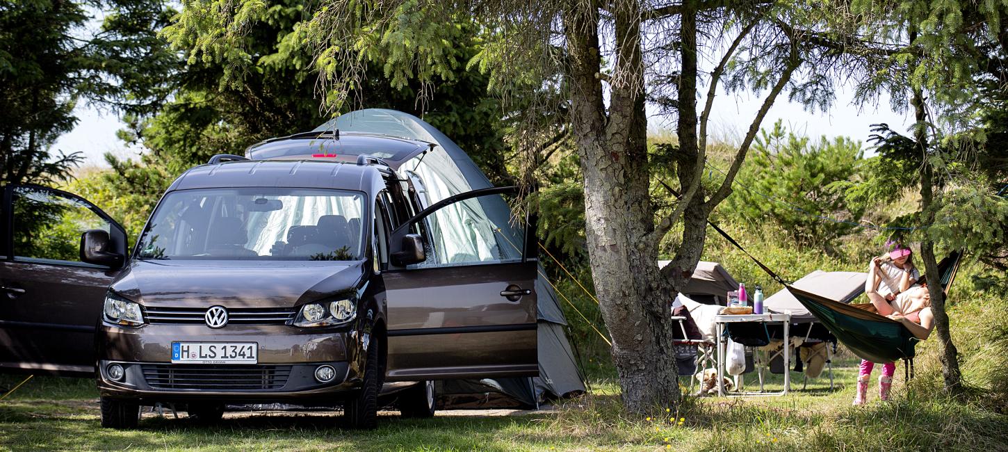 Familie som slår telt op på Vejers Strand Camping