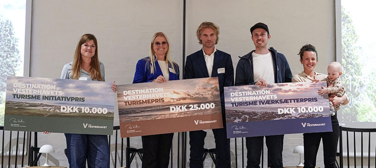 Kristina Bundesen fra SPIRITZ, Lene og Steen Slaikjær, Hvidbjerg Strand, og Veronika (med næste generation på armen) og Honza Zak fra Twenty Twenty Coffee blev hædret med Destination Vesterhavets turismepriser 2022.