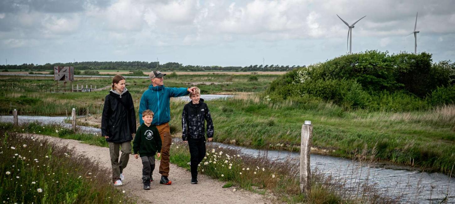 Familie går en tur i parken hos Naturkraft