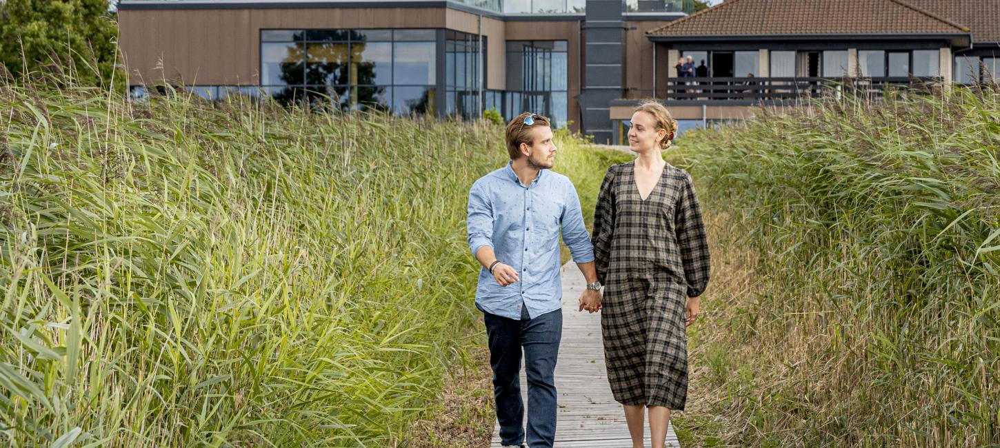 Par på gåtur ude foran Fjordgaarden