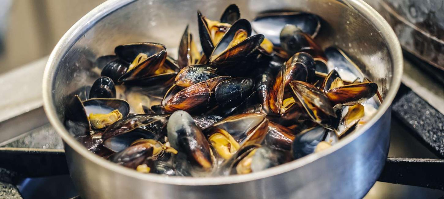 Servering af Moules frites hos Cafe Stranden i Henne