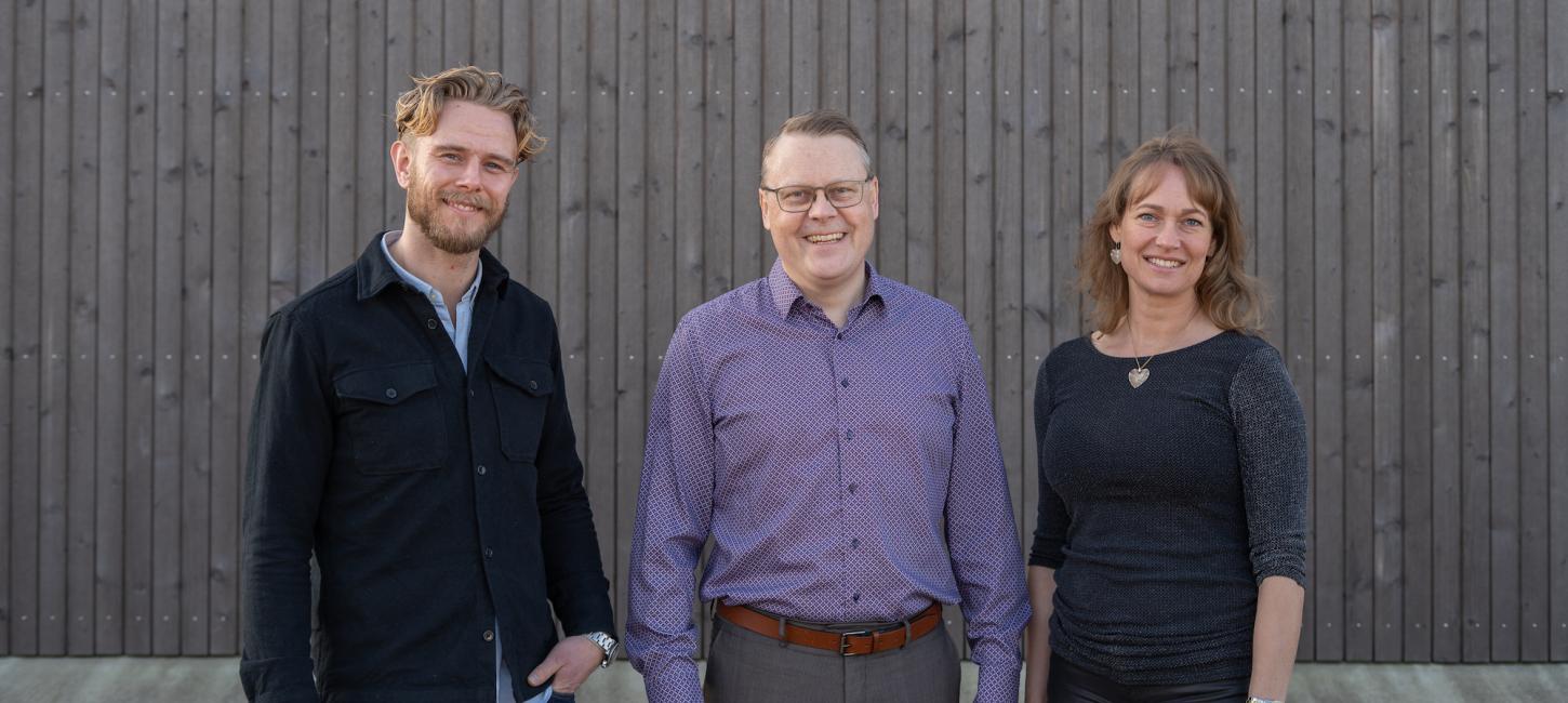 Medarbejdere fra VisitVesterhavet foran facaden i Hvide Sande