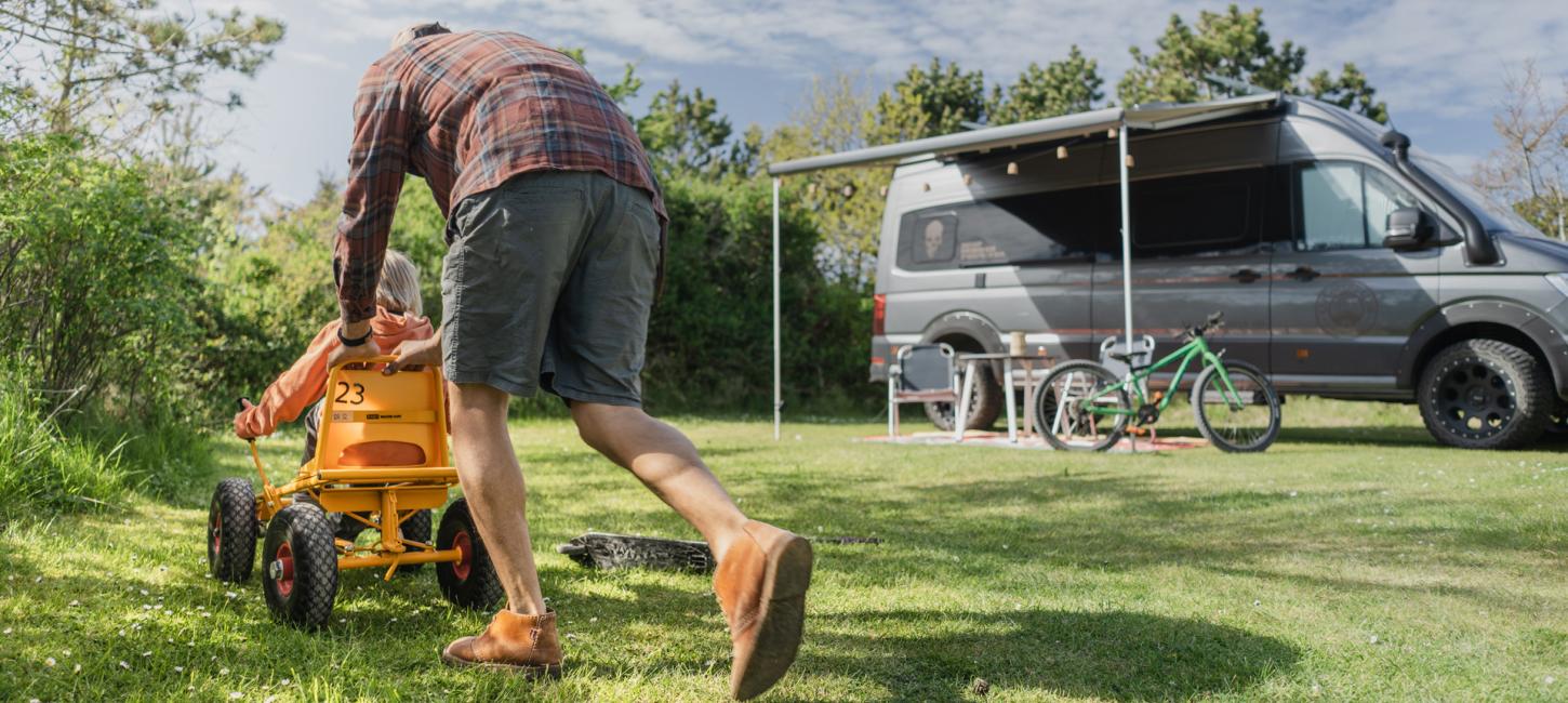 Camping børnefamilie autocamper