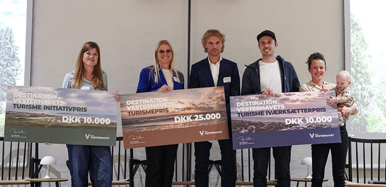 Kristina Bundesen fra SPIRITZ, Lene og Steen Slaikjær, Hvidbjerg Strand, og Veronika (med næste generation på armen) og Honza Zak fra Twenty Twenty Coffee blev hædret med Destination Vesterhavets turismepriser 2022.