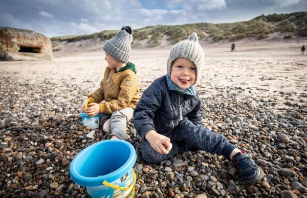 Strand - børn - leg med sten