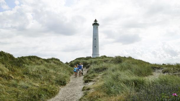 Udsigt til Lyngvig Fyr med sommerstemning