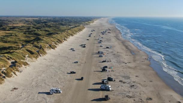 Biler som er parkeret på Vejers Strand