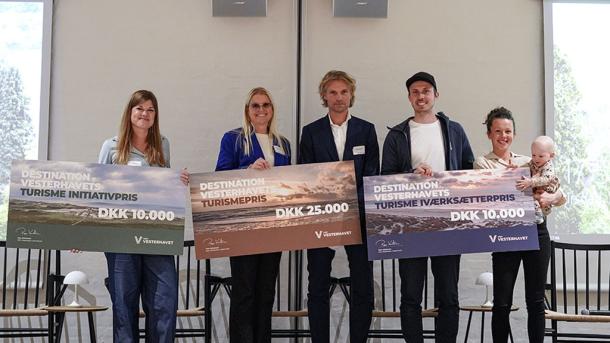 Kristina Bundesen fra SPIRITZ, Lene og Steen Slaikjær, Hvidbjerg Strand, og Veronika (med næste generation på armen) og Honza Zak fra Twenty Twenty Coffee blev hædret med Destination Vesterhavets turismepriser 2022.
