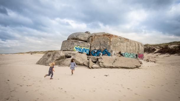 Billede af børn, der løber ved bunkerne