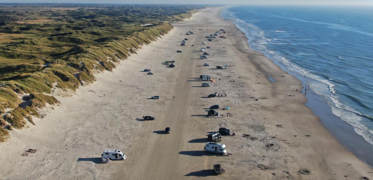 Biler som er parkeret på Vejers Strand
