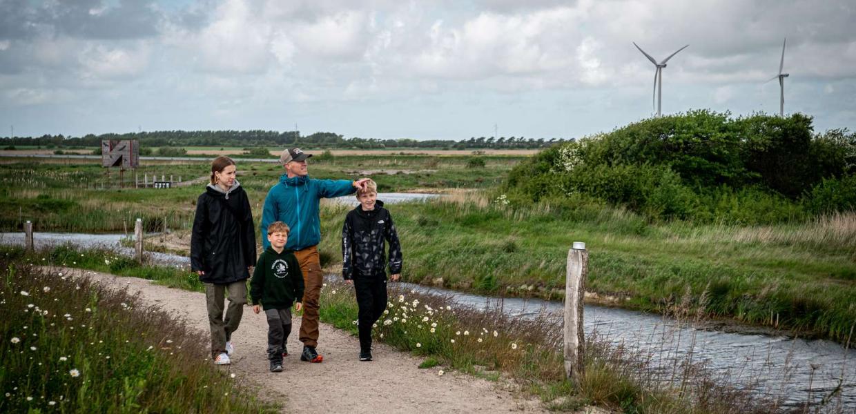 Familie går en tur i parken hos Naturkraft