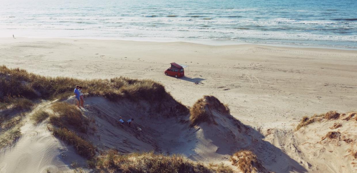 Vanlife på stranden ved Vesterhavet