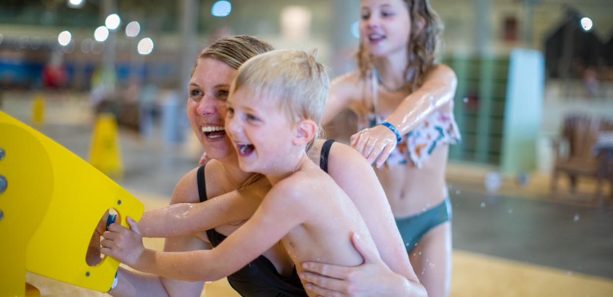 Børn leger i Lalandia aquadome