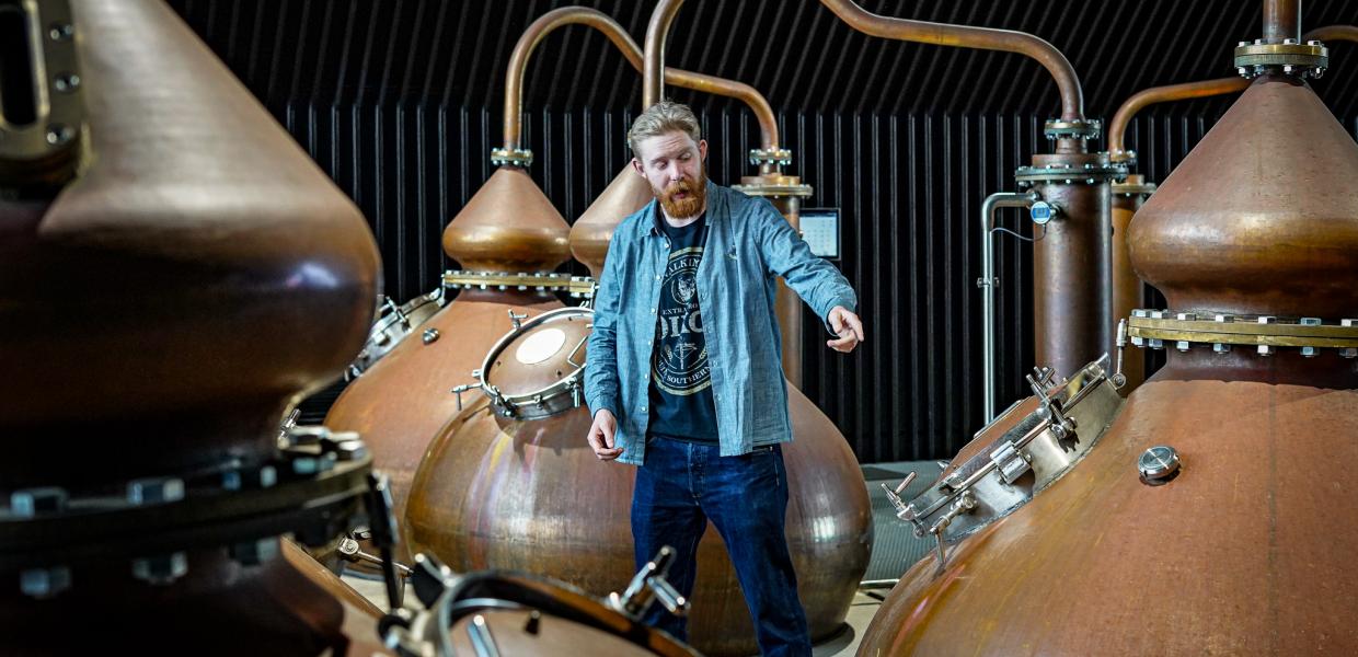 Rundviser på Stauning Whisky distelleri