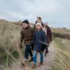 Børnefamilie ved vesterhavet går en tur i klitter