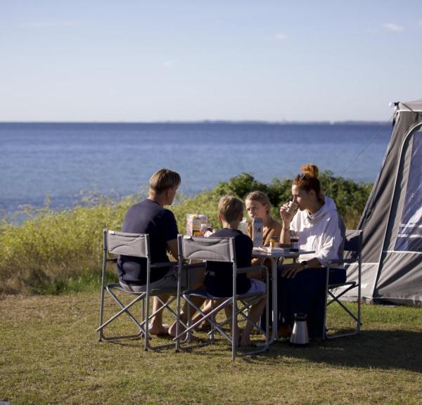 Camping ved vandet, familie