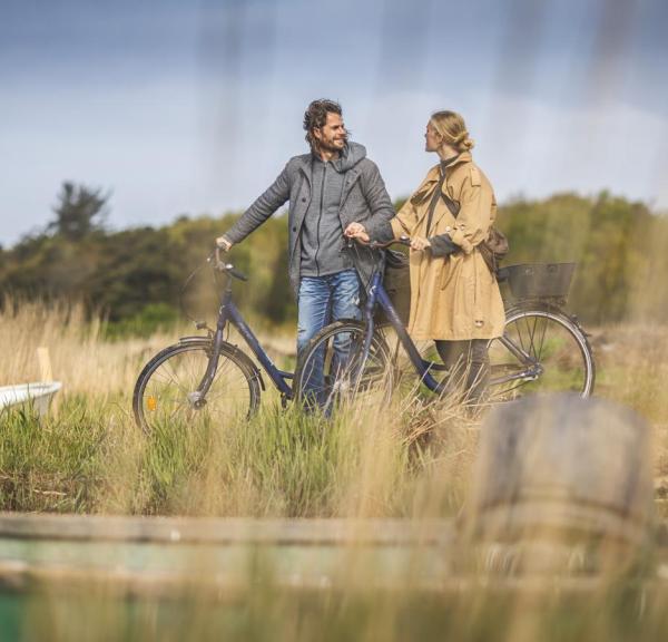 Par på cykeltur ved Ringkøbing Fjord