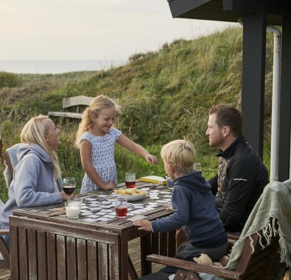 Familie hygge i feriehuset med udsigt