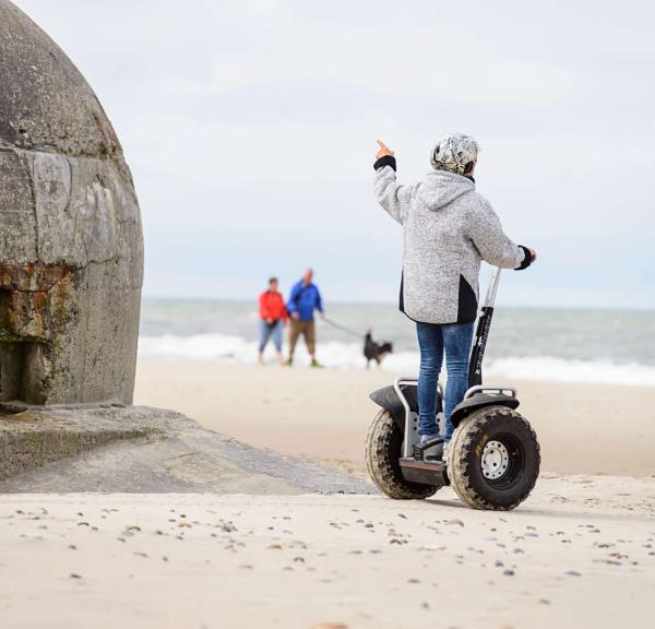 Kvinde på segway tur på stranden i Søndervig