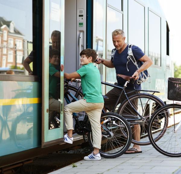 Familie på vej ind i et Arriva tog med cykler