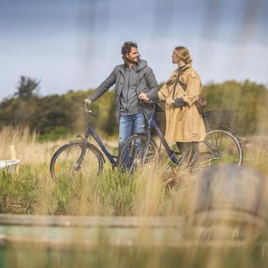 Par på cykeltur ved Ringkøbing Fjord