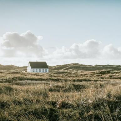 Hus i klitterne med sol og vind