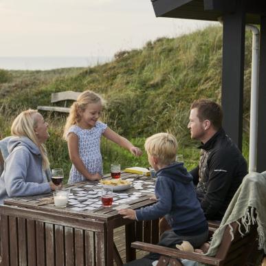 Familie hygge i feriehuset med udsigt