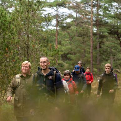 En gruppe på vandretur i grønne omgivelser