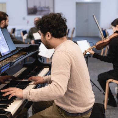 Mand som spiller klaver og kvinde på violin til Hvide Sande Masterclass